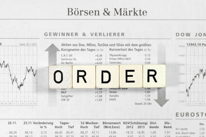Bei einer Aktien Order sind Orderzusätze effektive Hilfsmittel für Trader, die vor hohen Verlusten schützen können.